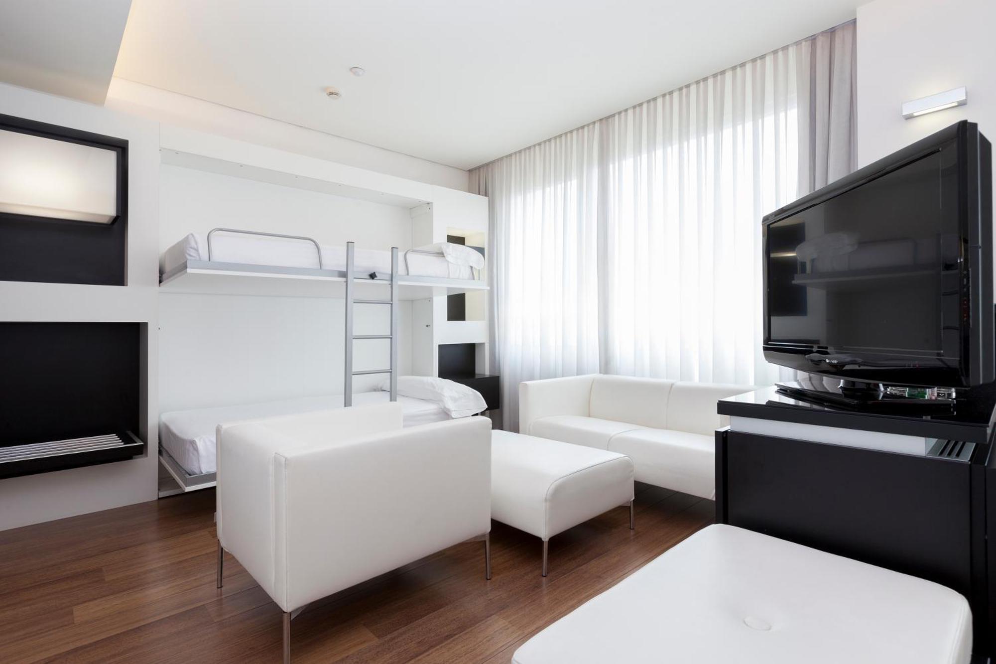Familiy Room airport shuttle